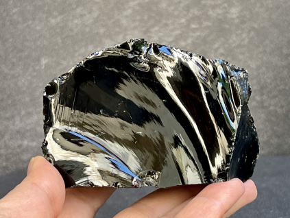 25321 surove mineraly obsidian cerny surovy
