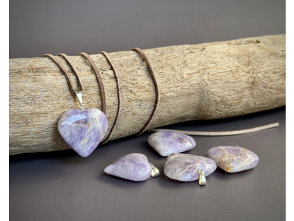 26467 2 privesky z mineralu a polodrahokamu privesek ve tvaru srdce z ametystu chevron ametystove sperky