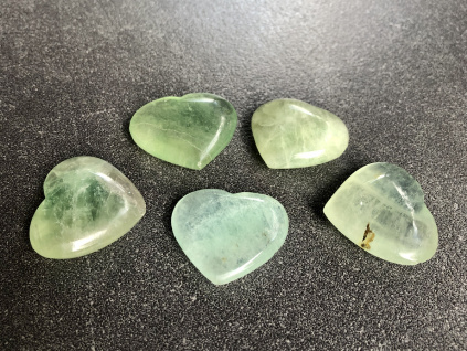 26800 3 srdce z mineralu fluorit zeleny srdce