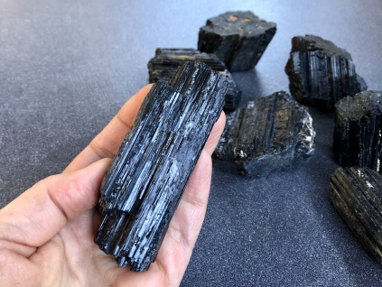 27442 surove mineraly turmalin surovy