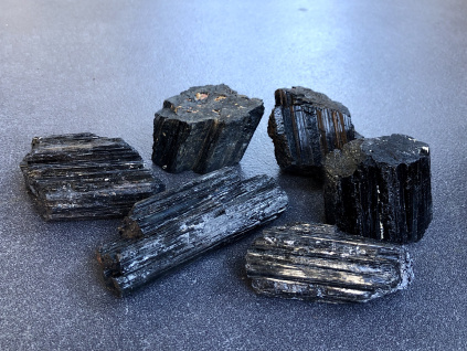 27442 surove mineraly turmalin surovy