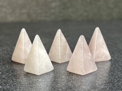 pyramidy z minerálů, růženín pyramida, dekorace ve tvaru pyramidy z růženínu
