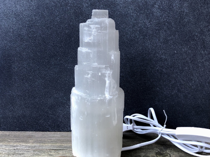 lampy z minerálů, selenitová věž lampa