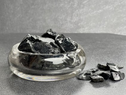surové minerály, obsidián černý surový malý