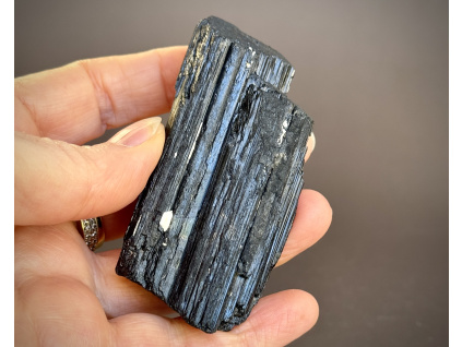 surové minerály a polodrahokamy, turmalín černý skoril suroví, přírodní kámen turmalínu