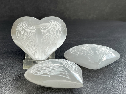 32432 1 srdce z mineralu selenit bily srdce gravirovani andelske kridlo