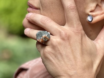 prsteny z minerálů, kalcit orchidea prsten, šperky z minerálů, šperk z kalcitu orchidea prsten