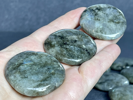 placičky z minerálů, labradorit šedý placička