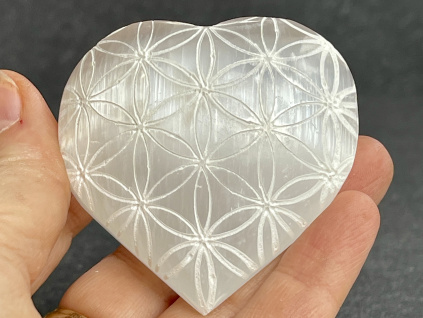 33183 5 srdce z mineralu selenit bily srdce s gravirovanim gravirovane