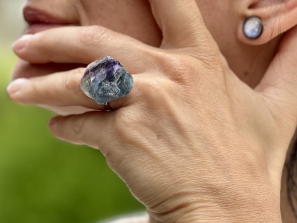 prsteny z minerálů, fluorit surový prsten, šperky z minerálů, šperk z fluoritu duhového surového