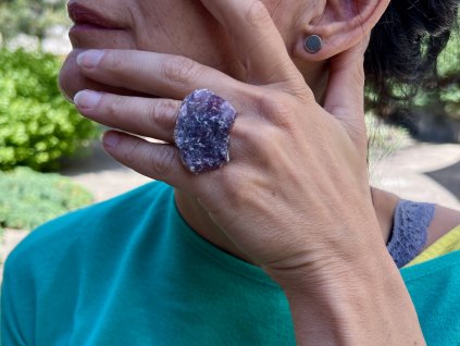 prsteny z minerálů, fluorit duhový prsten, šperk ze surového fluoritu
