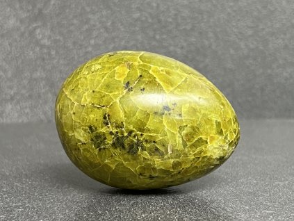 vejce z minerálů, opál zelený vejce, dekorace ve tvaru vejce z opálu zeleného,