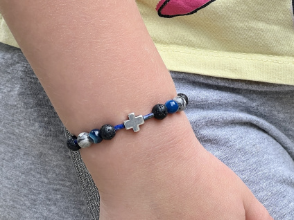 dětské náramky z minerálů, šperky pro děti z drahých kamenů, mix kamenů v náramcích pro děti, náramek z lávy, achátu, jaspisu a lapisu lazuli