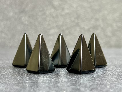 pyramidy z minerálů, obsidián černý pyramida, dekorace z obsidiánu černého