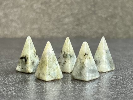 pyramidy z minerálů, labradorit pyramida, dekorace ve tvaru pyramidy z labradoritu šedého