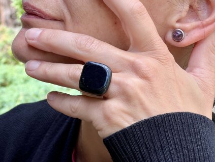 prsteny z minerálů, jadeit černý prsten, šperky z jadeitu černého