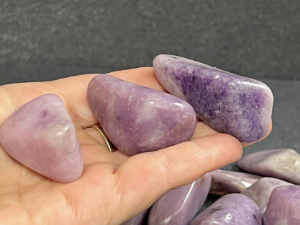 34306 1 tromly z mineralu a polodrahokamu troml z lepidolitu