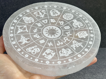 34489 rytina zverokruhu do mineralu a polodrahokamu selenitova rytina zverokruhu znameni vyryta do selenitu dekorace zverokruh