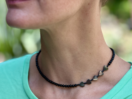 náhrdelníky z minerálů a polodrahokamů, náhrdelník z achátu černého a hematitového srdíčka, šperk srdíčko z hematitu, originální náhrdelník