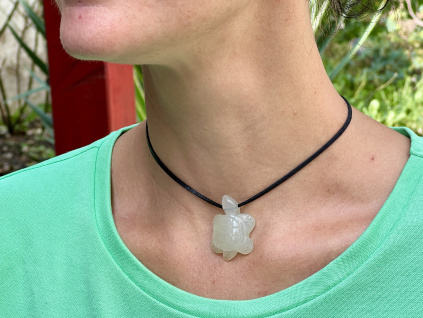 34672 1 privesky z mineralu a polodrahokamu jadeitovy privesek ve tvaru zelvy sperky z jadeitu