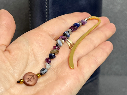 34903 5 knizni zalozky z mineralu a polodrahokamu zalozka do knihy z ametystu labradoritu a sodalitu dekorativni zalozka do knihy pro znameni strelec