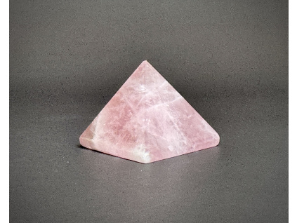 pyramidy z minerálů a polodrahokamů, růženínová pyramida, dekorace z růženínu