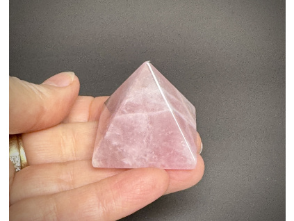 pyramidy z minerálů a polodrahokamů, růženínová pyramida, dekorace z růženínu