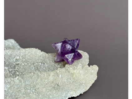 merkaby z minerálů a polodrahokamů, ametystová merkaba, dekorace z ametystu