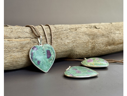 35560 5 privesky z mineralu privesek ve tvaru srdce z rubinu ve fuchsitu rubinove sperky