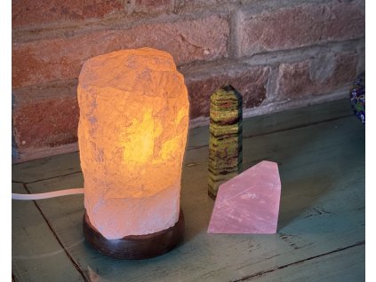 svícny a lampy z minerálů, růženínová lampa, dekorace z růženínu