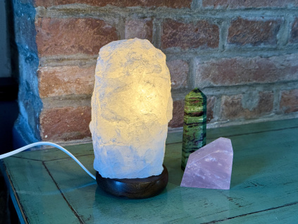 lampy a svícny z minerálů, křišťálová dekorace, lampa z křišťálu surového