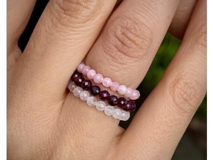 35944 4 prstynky z mineralu a polodrahokamu brousene prsteny z granatu mesicniho kamene a opalu ruzoveho sada prstynku sperky z brousenych kamenu