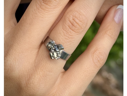 35947 3 prsteny z mineralu a polodrahokamu prsten z pyritu suroveho designove sperky z pyritu