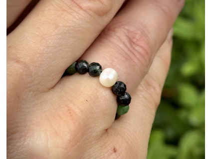 35962 7 prsteny z mineralu a polodrahokamu fasetovany rubin zoisit s ricni perlou prsten designove sperky z rubinu