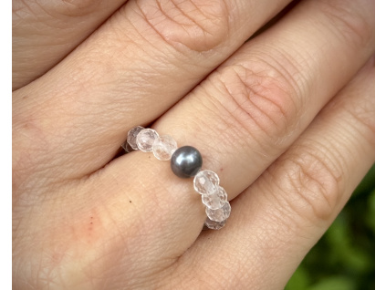 35968 10 prsteny z mineralu a polodrahokamu prsten z brouseneho kristalu s cernou ricni perlou sperky z brouseneho kristalu