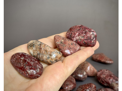 36211 8 tromly z mineralu a polodrahokamu troml z granatu grosularu