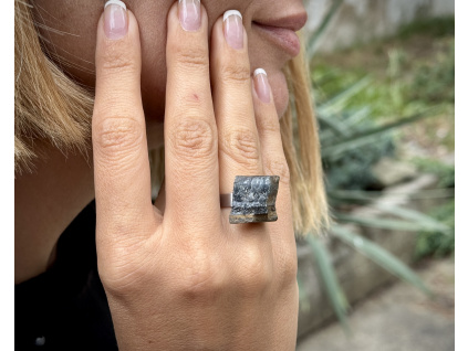 36322 1 prsteny z mineralu a polodrahokamu prsten ze suroveho sokoliho oka sperky ze surovych mineralu