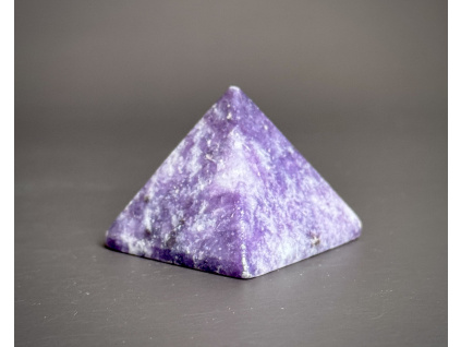 pyramidy z minerálů a polodrahokamů, lepidolitová pyramida, dekorace z lepidolitu