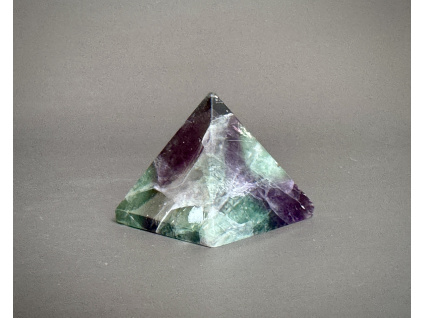 pyramidy z minerálů a polodrahokamů, fluoritová pyramida, dekorace z fluoritu