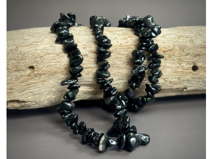 náhrdelníky z minerálů a polodrahokamů, náhrdelník ze zlomků černého turmalínu, šperky s turmalínem