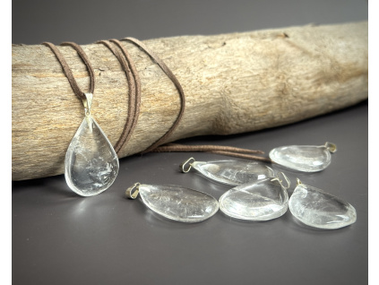 přívěsky z minerálů a polodrahokamů, křišťálový přívěsek ve tvaru slzy, šperky s křišťálem