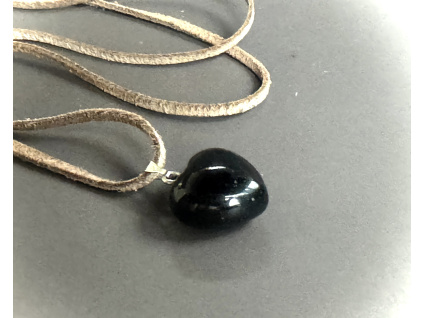 přívěsky z minerálů a polodrahokamů ve tvaru srdce, přívěsek z obsidiánu černého, šperky s obsidiánem