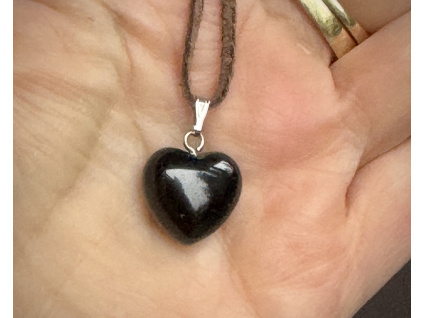 přívěsky z minerálů a polodrahokamů ve tvaru srdce, přívěsek z obsidiánu černého, šperky s obsidiánem