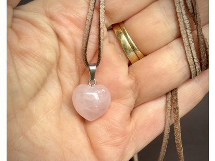 přívěsky z minerálů a polodrahokamů ve tvaru srdce, přívěsek z růženínu, šperky s růženínem