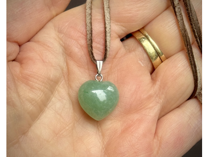 přívěsky z minerálů a polodrahokamů ve tvaru srdce, přívěsek z avanturínu zeleného, šperky s avanturínem