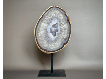 dekorace z minerálů, achátová geoda na kovovém stojanu