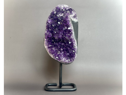 dekorace na kovovém stojanu z minerálů, ametystová drúza na stojánku