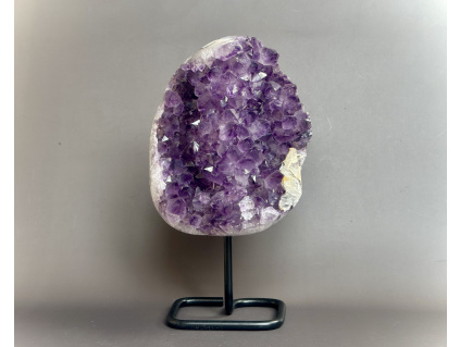 dekorace na kovovém stojanu z minerálů, ametystová drúza na stojánku