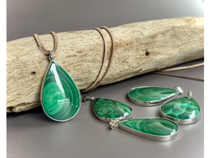 přívěsky z minerálů a polodrahokamů, malachitový přívěsek, šperky s malachitem