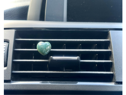 ochranný kámen do auta ve tvaru srdce z achátu mechového, srdíčko dekorace